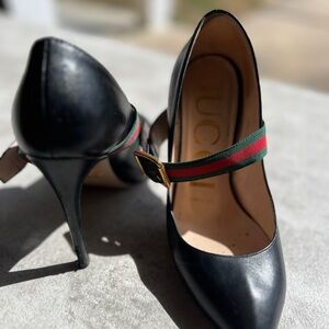 Gucci Black Leather Heels with Green and Red Strap